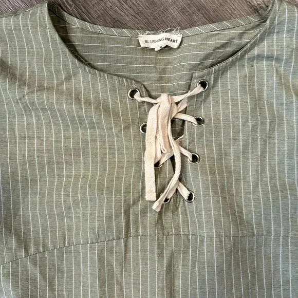 BLUSHING HEARING TOP - Picture 2 of 3